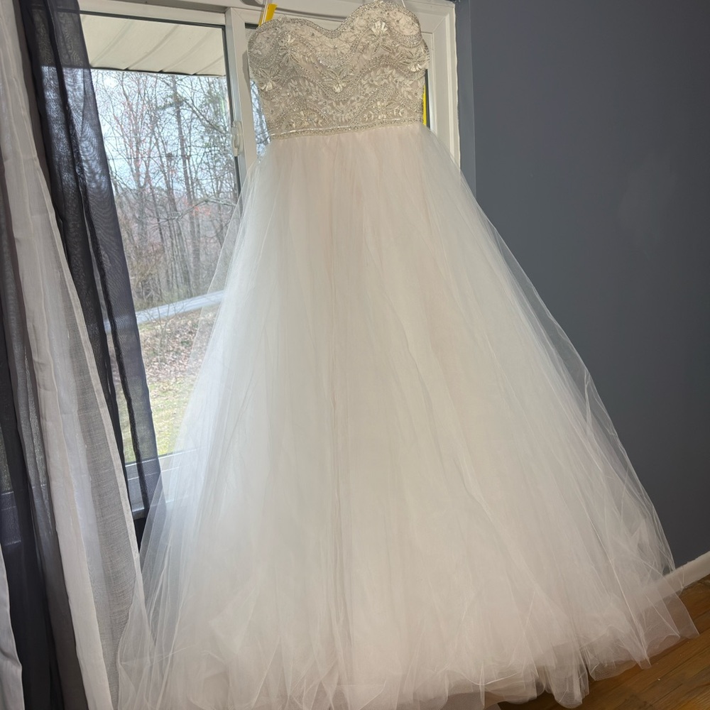 Elegant White Strapless Wedding Dress
